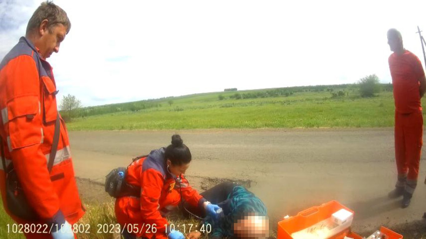 Поліцейські Одещини врятували безпорадного дідуся, що лежав на узбіччі