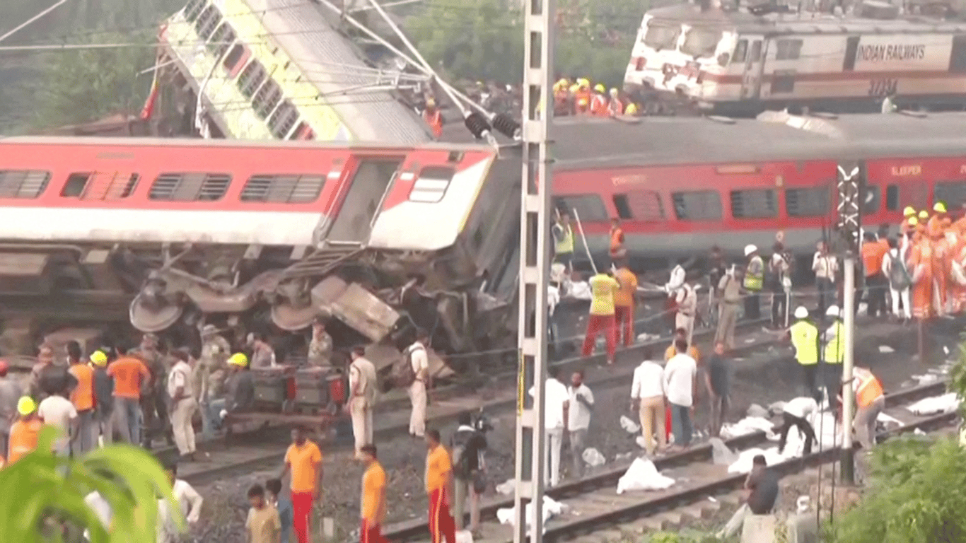 В Индии в результате столкновения двух поездов погибли более 200 человек