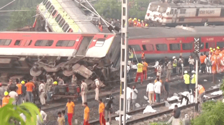 В Індії внаслідок зіткнення двох поїздів загинуло понад 200 осіб - 285x160