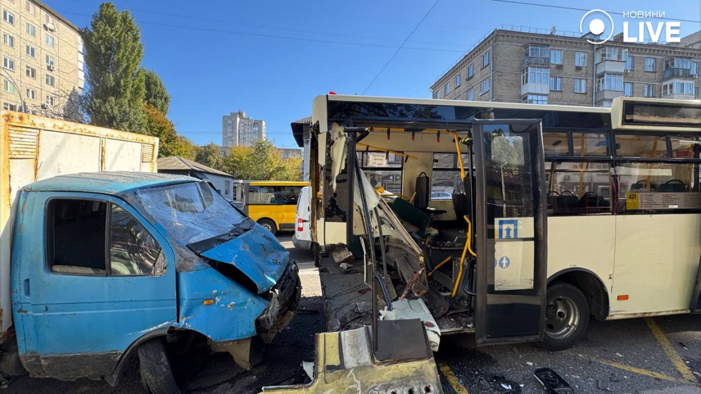 Последствия столкновения грузовика и автобуса в Киеве