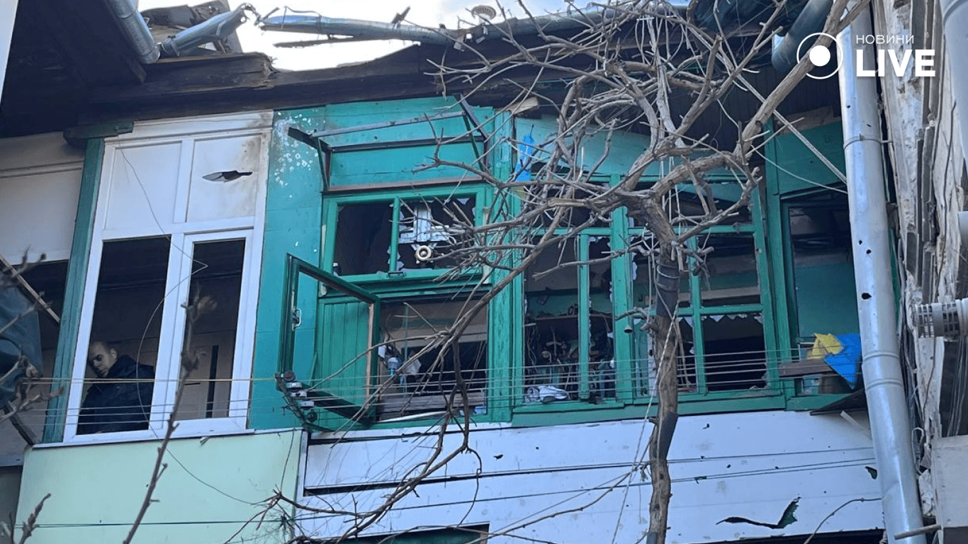 Пошкоджений балкон будинку