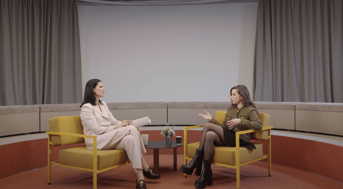 Маша Ефросинина и Кристина Соловой на интервью