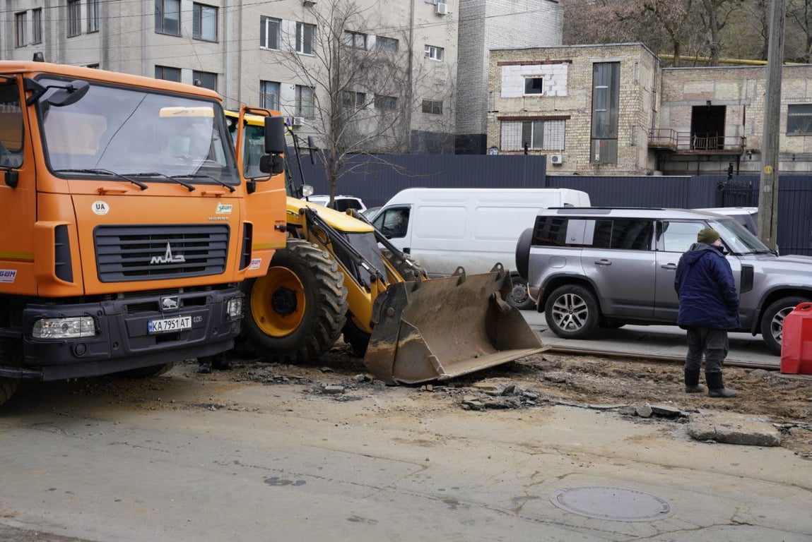 ремонт на вулиці Глибочицькій у Києва