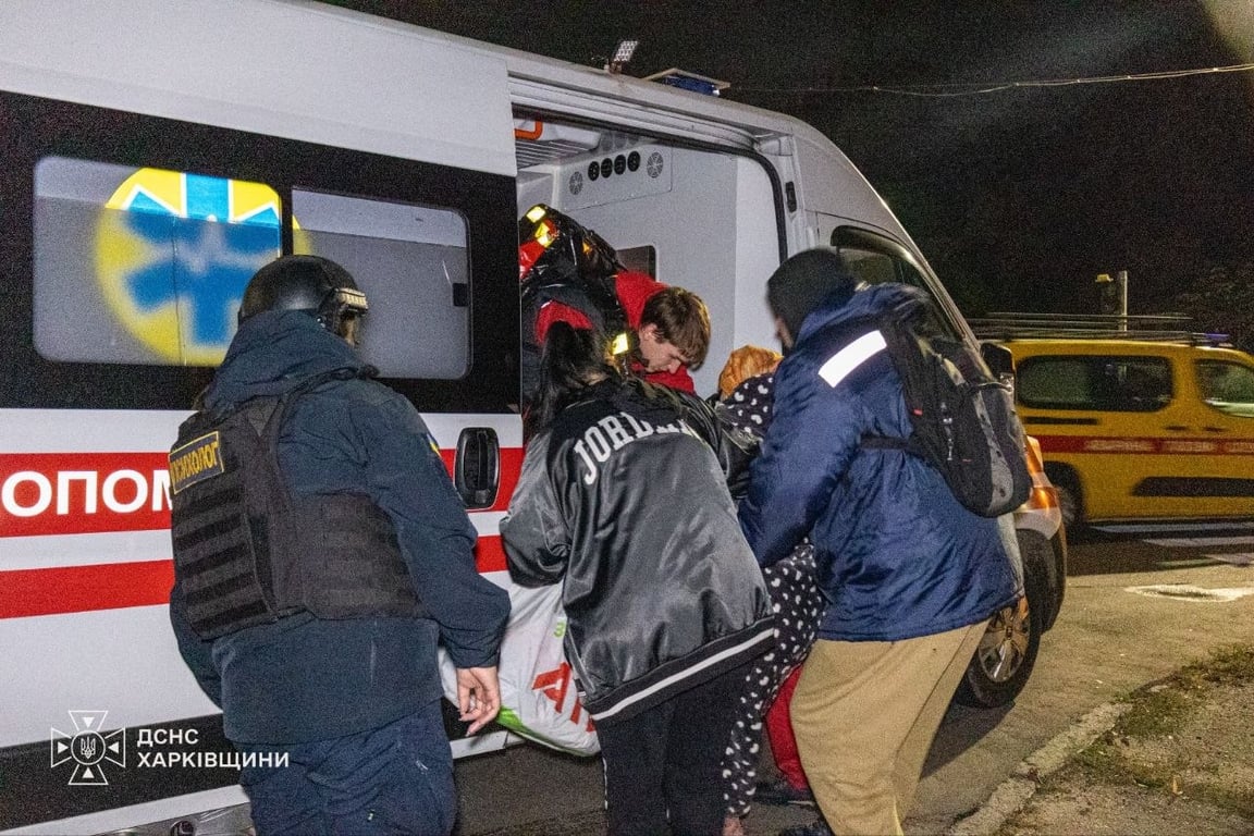 Постраждалу після атаки на Харків доправляють до швидкої