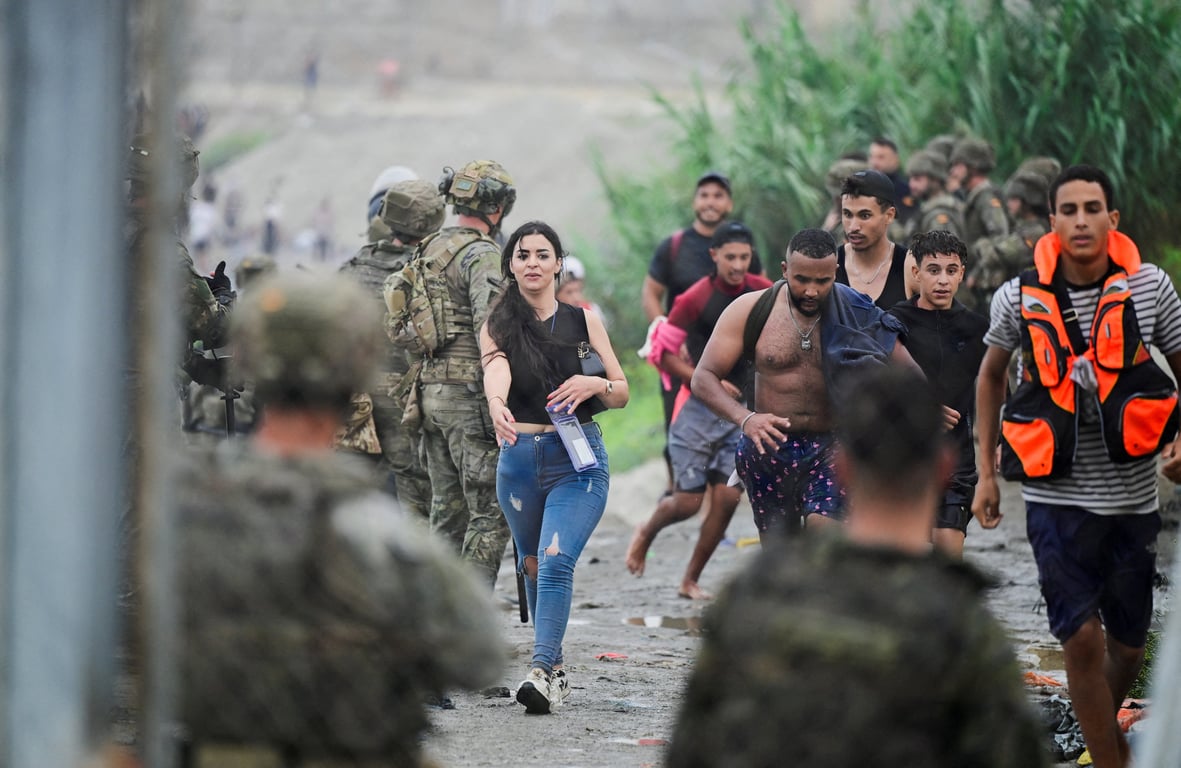 Прибулі до Сеути мігранти. Фото: Reuters