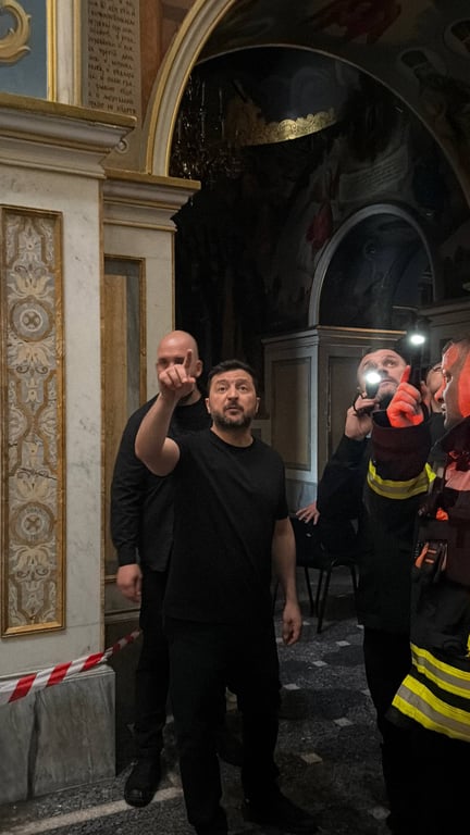 Буде швидко законсервована: Зеленський прибув на місце удару по Лаврі - фото 1