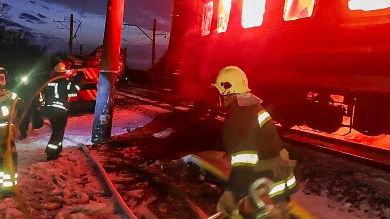 У ДСНС показали наслідки атаки РФ на пасажирський поїзд — фото