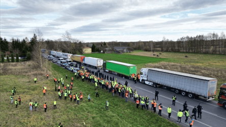 Польские протестующие перекрыли движение перед ПП "Медика-Шегини" - 285x160
