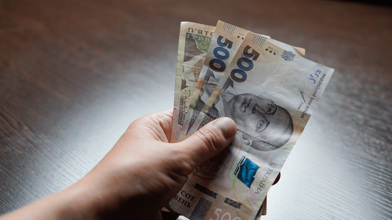 До кінця тижня 1,6 млн українців отримає гроші від держави: кому чекати на виплати