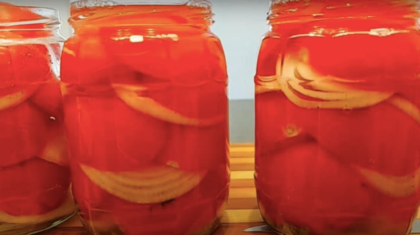 помидоры на зиму со специями с луком