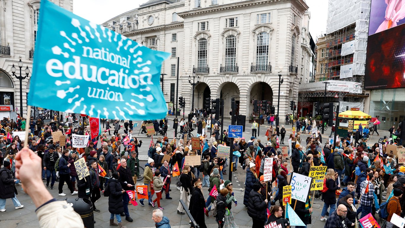 У Британії зібралися страйкувати учителі: що освітяни вимагають від уряду Сунака