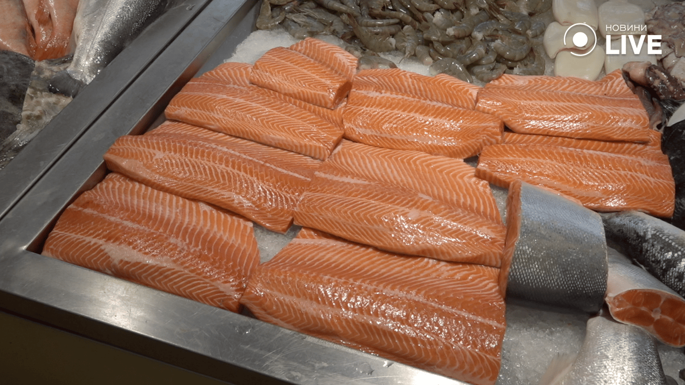 Червона риба на прилавку