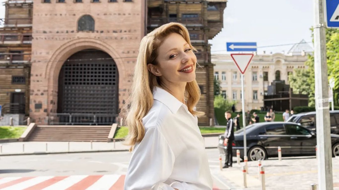 Тина Кароль устроила нежную фотосессию в центре Киева