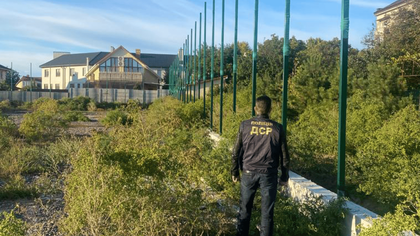 На Одещині посадовиця збагатилась на ремонті футбольного поля
