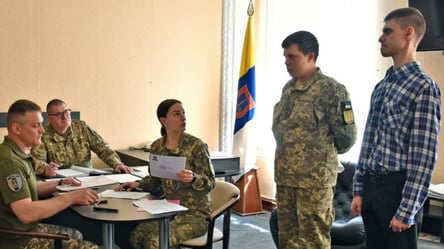 ВЛК для 17-річних не буде: як школярам стати на військовий облік - 290x166