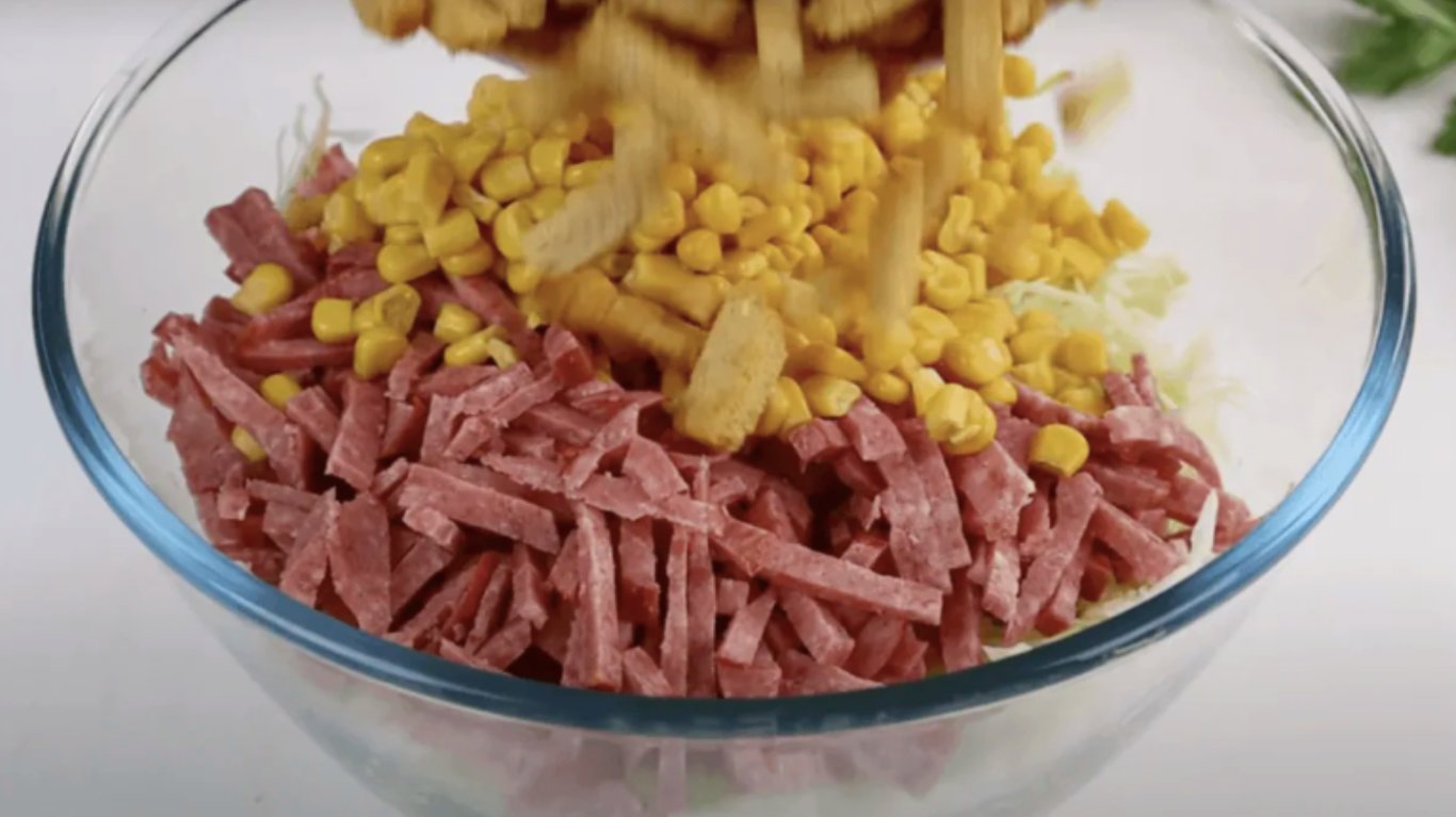 рецепт салату з капустою, кукурудзою, копченою ковбасою