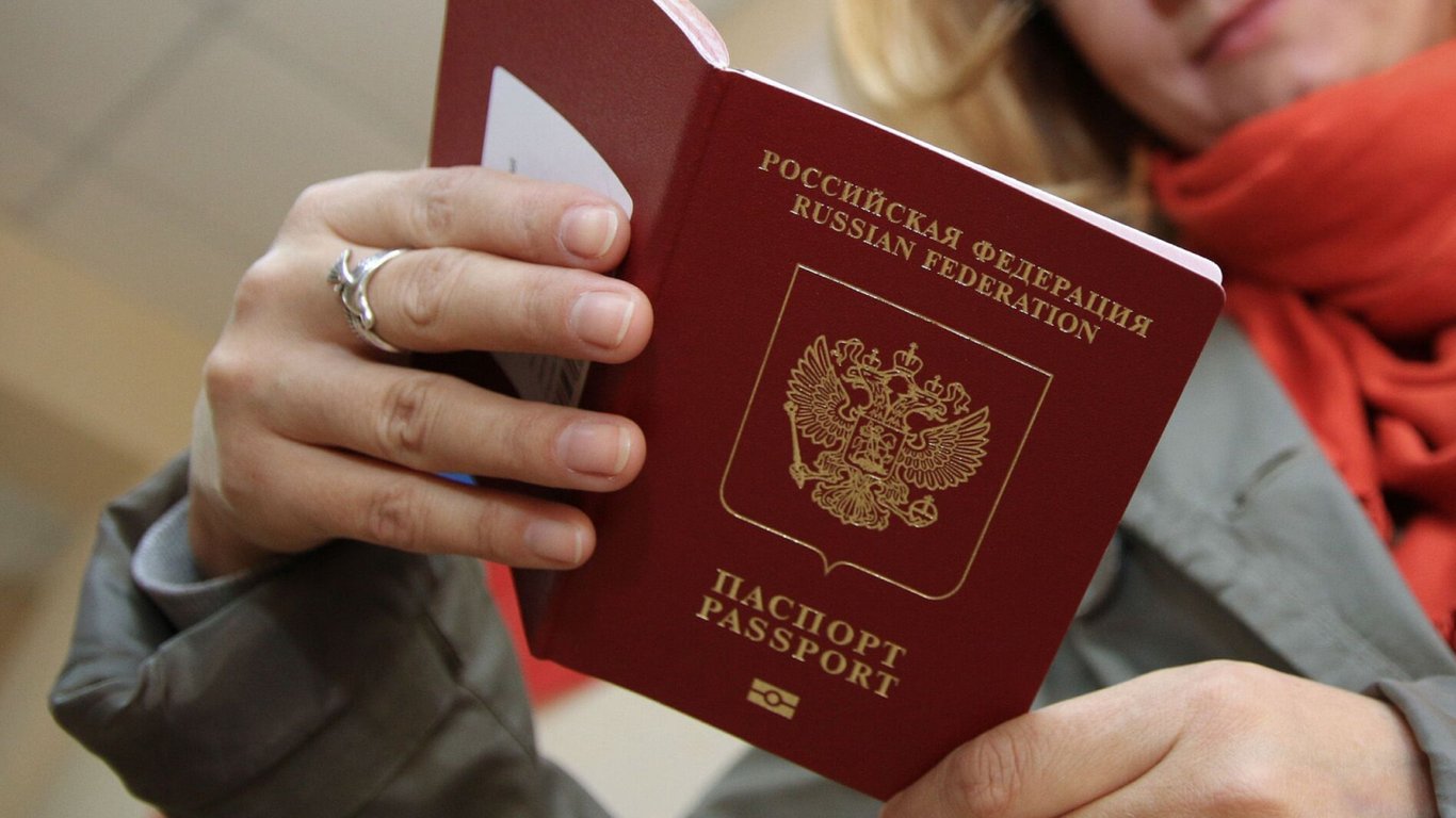 Оккупанты угрожают выселить из Каховки всех, кто не получил паспорт РФ