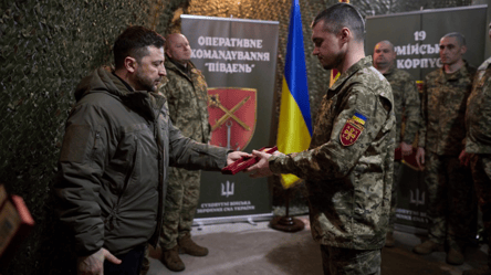 Зеленський зустрівся з військовими на Донеччині й нагородив їх - 304x171