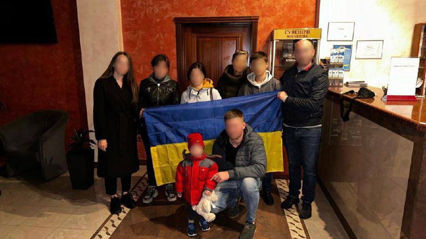 В Украину удалось вернуть еще четверых детей, которых выкрала РФ — щемящие кадры и история