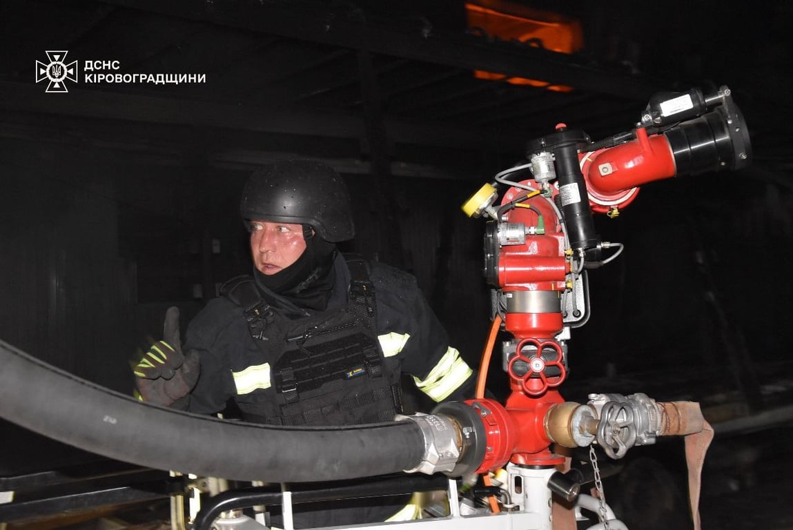 Нічна робота ДСНС: ліквідація наслідків удару по цивільній інфраструктурі