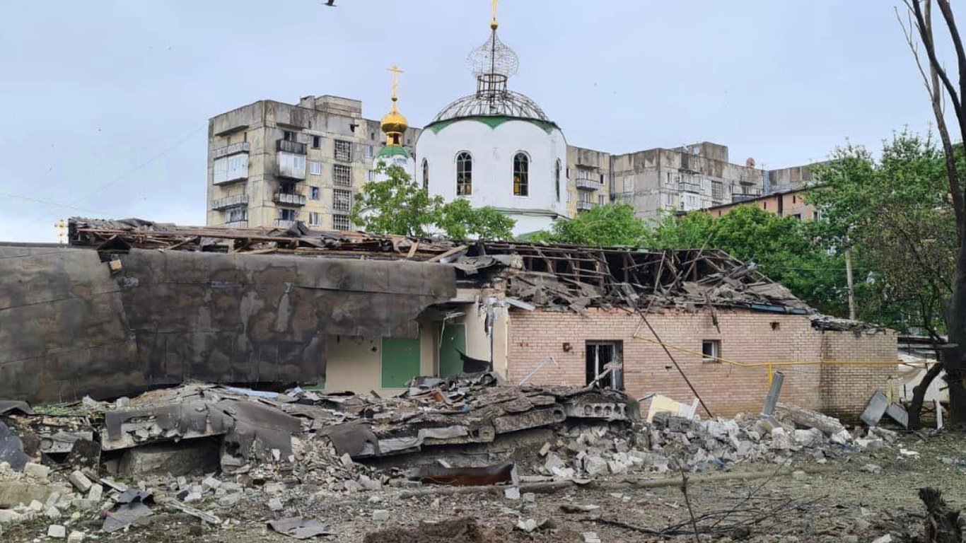 Россияне обстреляли Торецк в Донецкой области: пострадали школа и Пункт несокрушимости