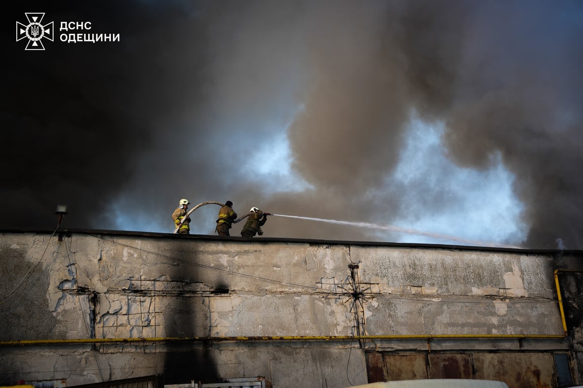Біля Одеси горів склад з вторсировиною — що знищено - фото 4