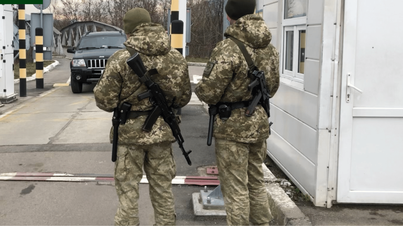 При каких условиях госслужащие могут выехать из Украины — ответ ГПСУ