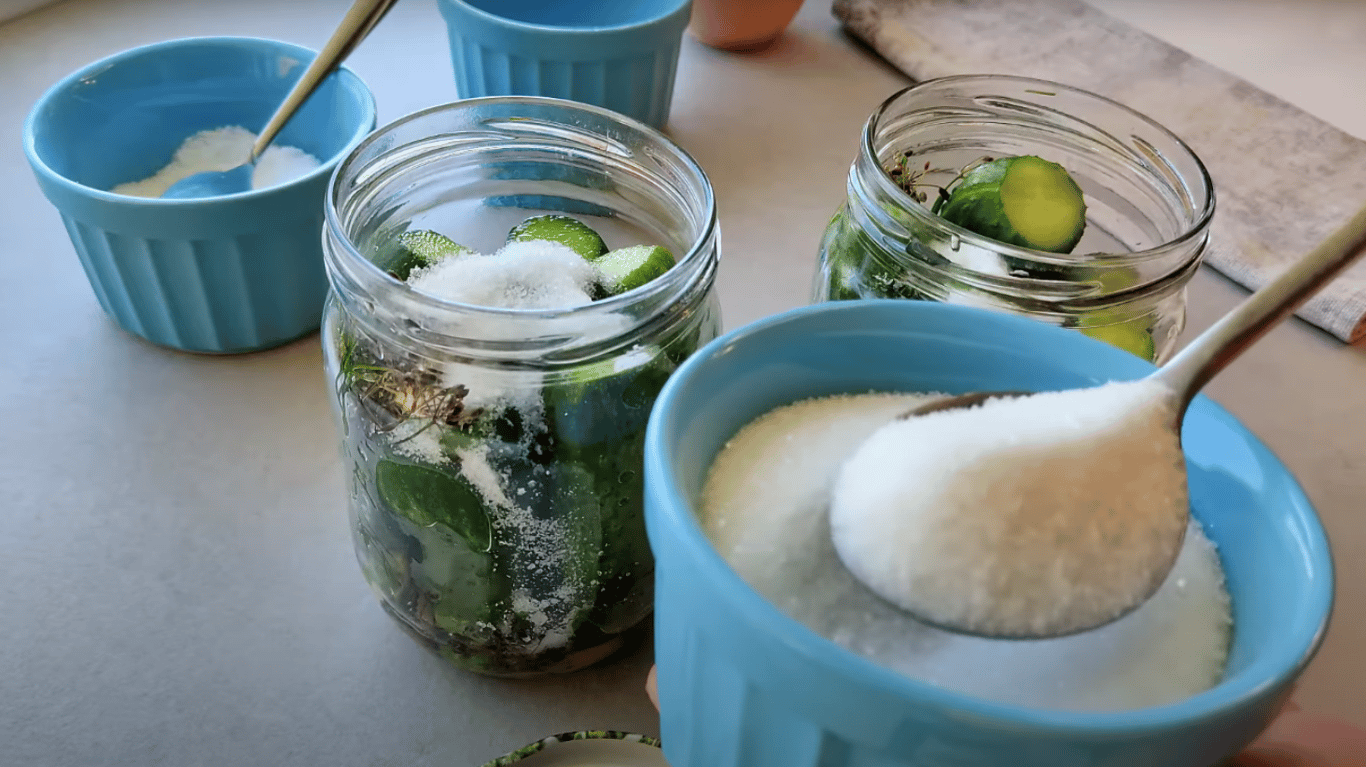 простий рецепт маринованих огірків на зиму