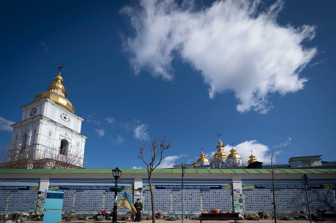 Ми пишаємось: Зеленський згадав полеглих у День пам'яті захисників - фото 1
