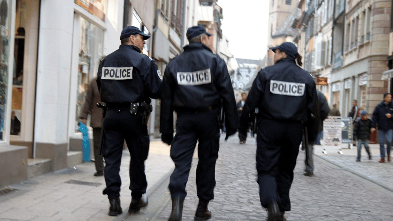 Во Франции арестовали группу подростков, которые жестоко убили учителя литературы