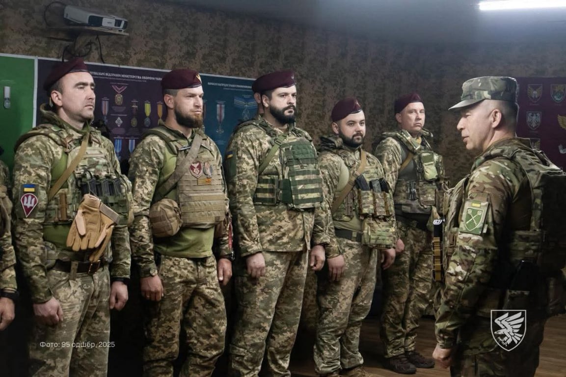 Олександр Сирський вручив нагороди десантникам