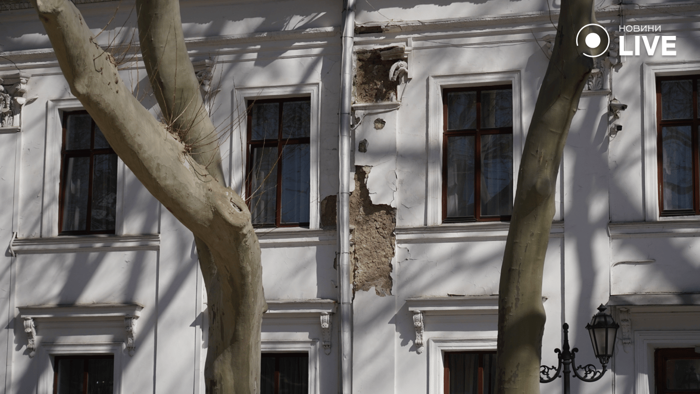 На будівлі відшаровується ліпнина