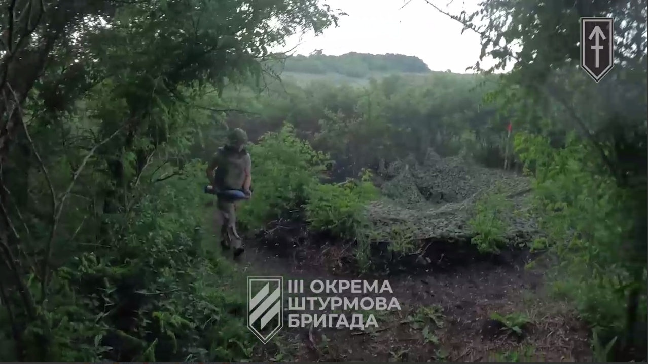 Військовий несе боєприпаси. Фото: скриншот