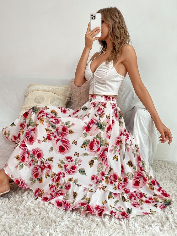 Молодая девушка в юбке с массивным цветочным принтом