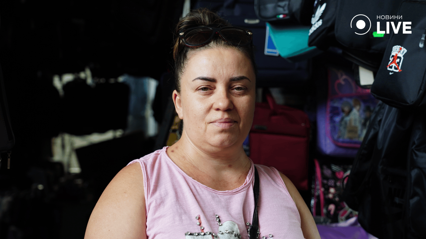 Продавец рюкзаков Нина. Фото: Новини.LIVE 