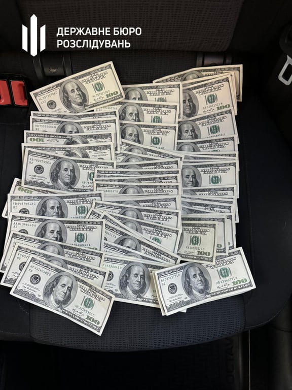 Гроші, які передали прикордоннику під час спроби перетнути кордон