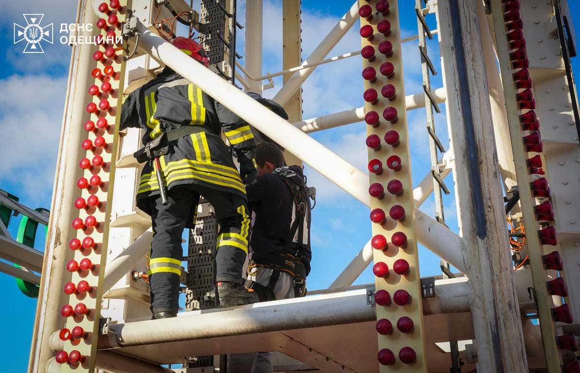 Зависли на аттракционе - стали известны подробности инцидента в Одессе - фото 1