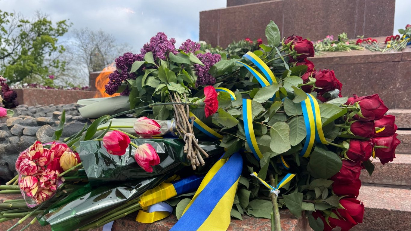 День пам'яті та перемоги в Одесі: Алея Слави у квітах