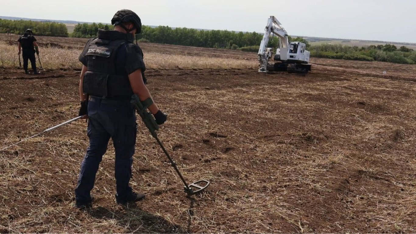 Смертельна небезпека на Харківщині: сапери розмінували 84 га