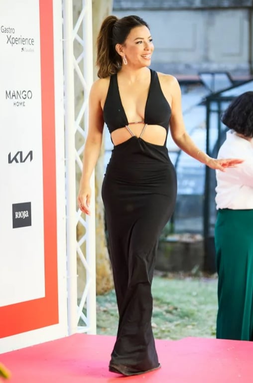 Єва Лонгорія викликала фурор на червоній доріжці у обтислій сукні без білизни - фото 2