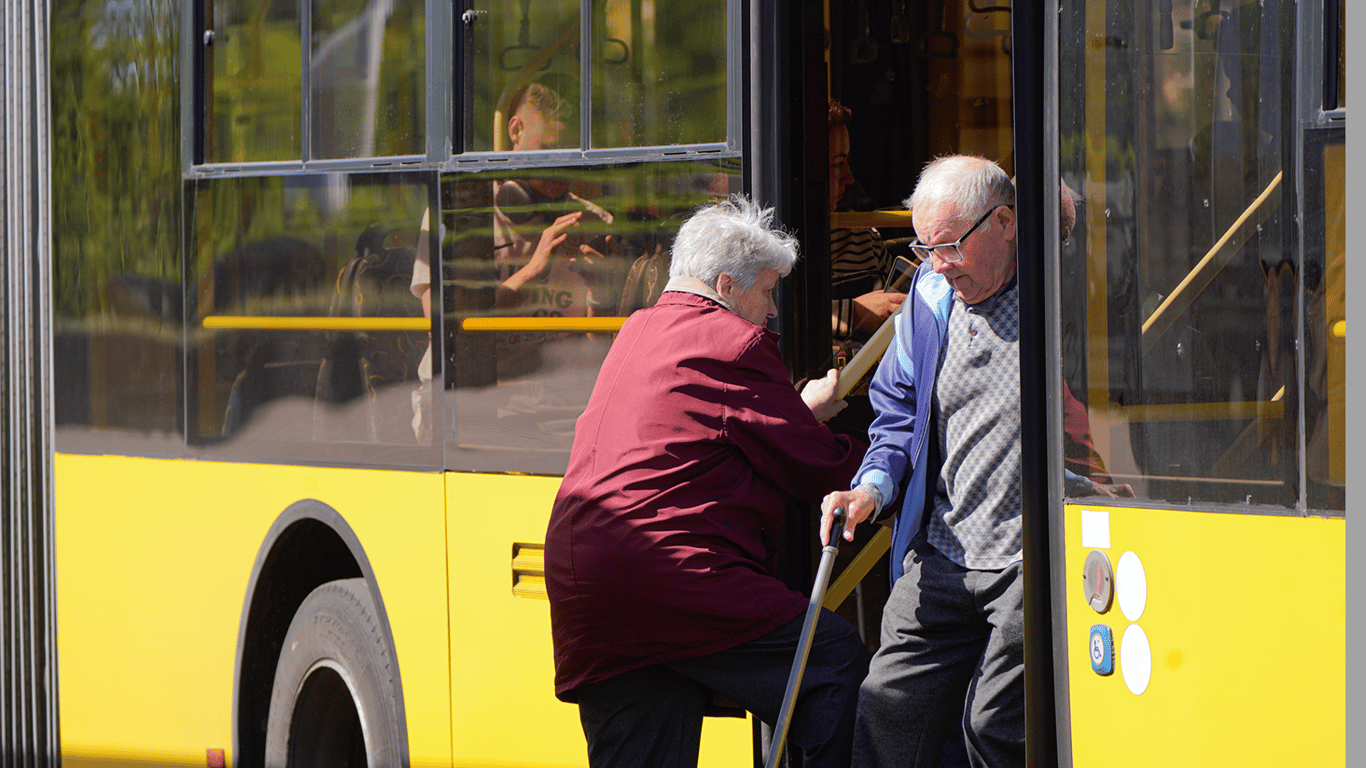 Бесплатный проезд для украинцев 60+: в каком транспорте пенсионеров оставили без льгот в мае