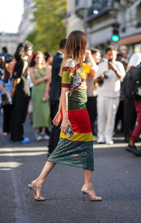Металізовані босоніжки чудово поєднуються з сукнями