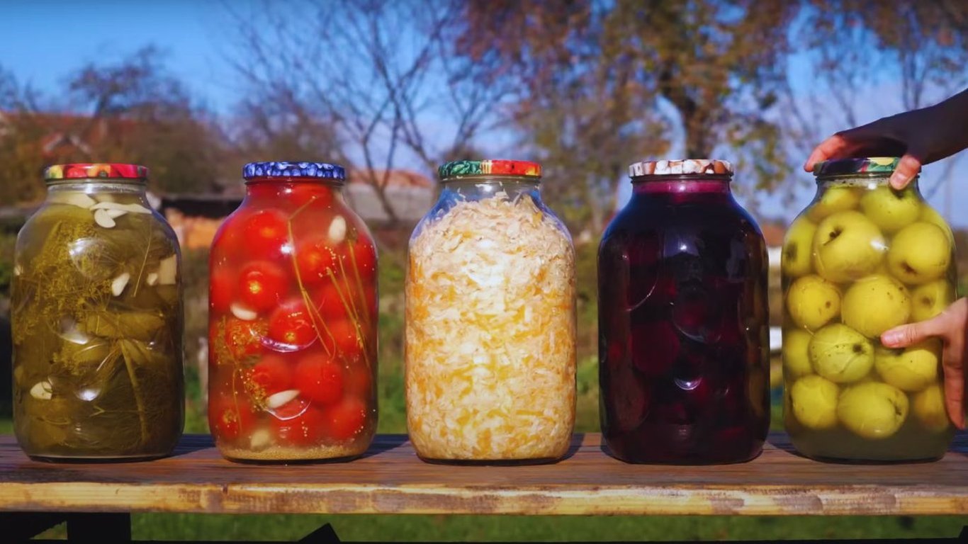 Корисні квашені яблука, які будуть зберігатися аж до весни — відео рецепт