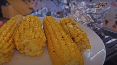 Рецепт кукурузы в фольге в духовке с маслом и паприкой - 290x160
