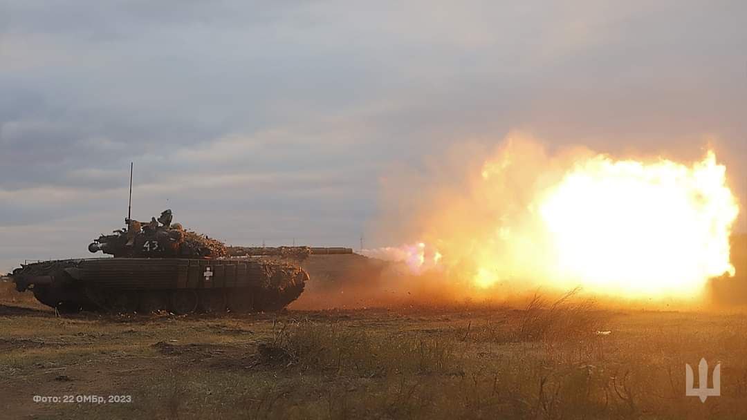 Україснький танк завдає ударів по ворогу