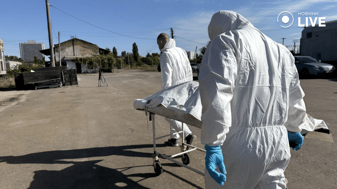 Люди в стерильних костюмах 