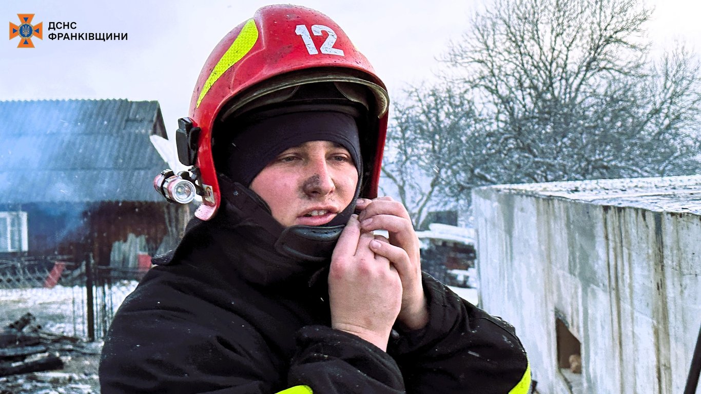 Спасатели тушат пожар в школе
