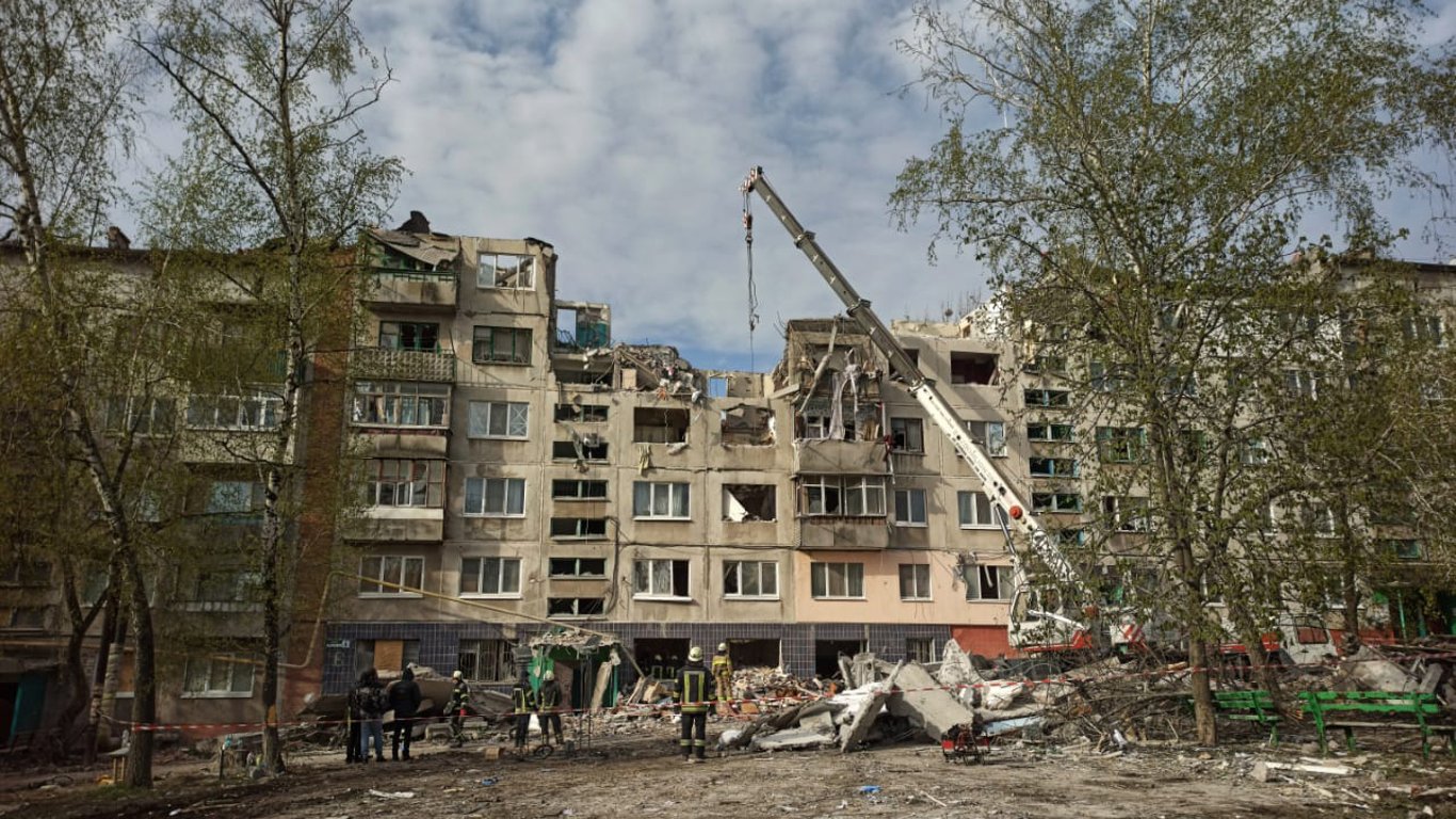 Ракетний удар по будинках у Слов'янську: з-під завалів дістали тіло ще однієї людини