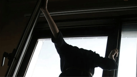 В Киеве парень выпал из окна 20 этажа - 285x160