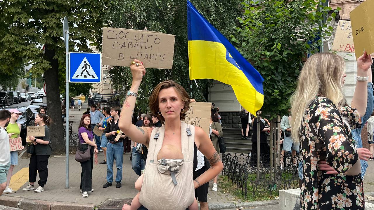 Екатерина с дочерью во время акции протеста в Киеве 19 июля 2026 года